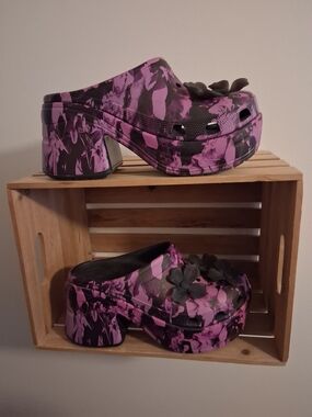 Women's Platform Clog Shoes in Purple Floral